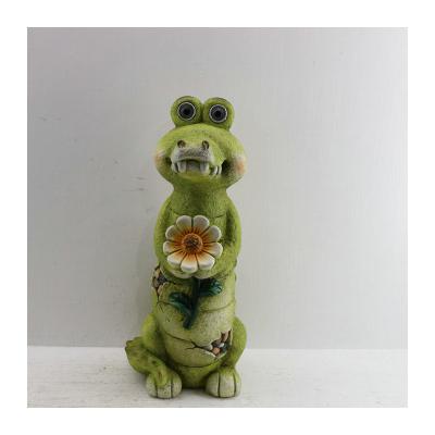 China Wholesale Decorative Standing Resin Garden Statue China Handmade Solar Crocodile Statue Decoration for sale