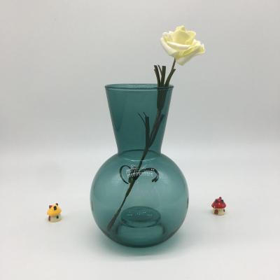 China Traditional high quality curved tubular glass vases can be made to decorate colorful bedrooms for sale