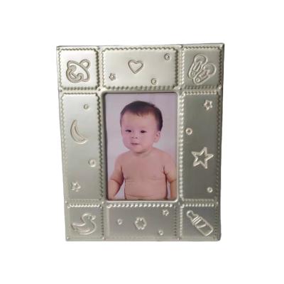 China Modern Metal Picture Frame 4x5 Inches Keepsake Cute Baby Metal Decor Themed Home Decor Using Glass Frame For Office for sale