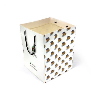 China 2021 Customs Biodegradable Full Color Printing Logo Printing Paper Packaging Candy Chocolate Cake Gift Bag for sale