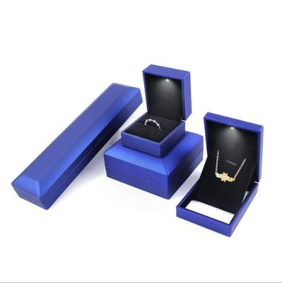 China Fashionable High Quality Led Jewelry Box Custom Logo Hot Selling Led Jewelry Box Lacquer Light Jewelry Packaging Led Light Box for sale