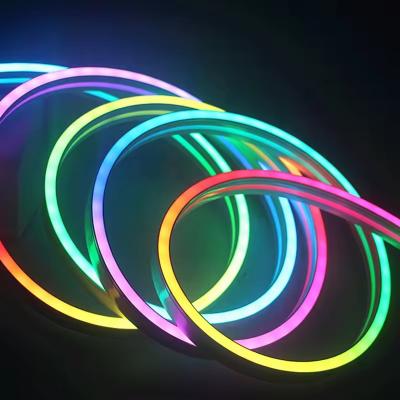 Cina DIY Design Color Changing RGBIC 24V Silicone Tube Neon LED Strip Light Neon Rope For Game Room In Europa in vendita