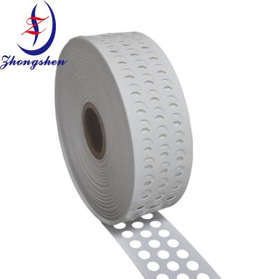 China Cinturón de recolección de huevos de material PP perforado para jaulas de aves de corral de capas en venta