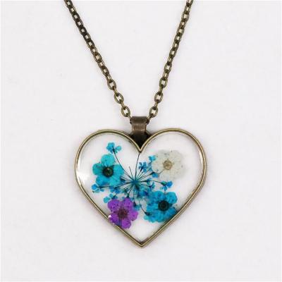 China Real Resin Flowers Women Heart Pendant Necklace Trendy Fashion Pendant Jewelry for sale