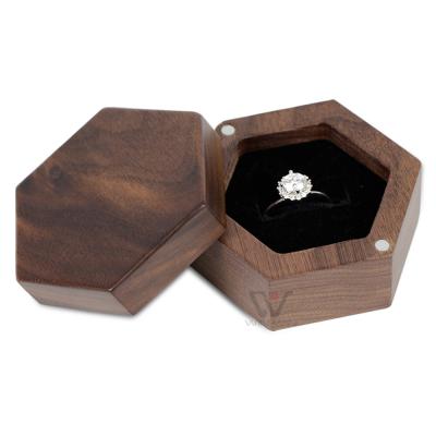 China 2021 Eco-friendly New Personalized Round Shape Jewelry Packaging Box Wooden Wedding Ring Box for sale