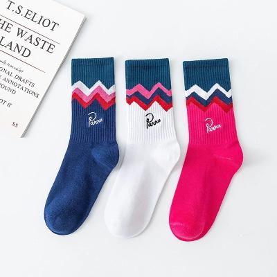 China Autumn New Socks Men Fashion Skateboarding Sports Breathable Letter Embroidery White /Red /Blue Trend Hip Hop Cotton Socks for sale