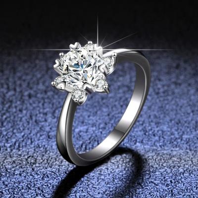 China CLASSIC White S925 Moissanite Diamond Jewelry 1ct D claw vvs Moissanite Gemstone Ring For Women for sale