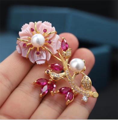 China 2019 Best Anniversary Flower Gem Design Freshwater Pearl Brooch, Made in China for sale