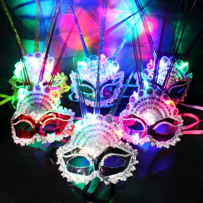 中国 Fashiom Mask Costume Ball Christmas Halloween Party Mask Feather Glowing Butterfly Rain Cartoon Anime Cosplay Silk Mask 販売のため