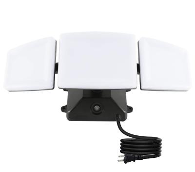 China Garden 3 Heads 35W Adjustable Dusk To Dawn Outdoor Plug In Flood Light With Photocell LED Security Lights for sale