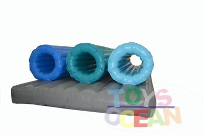 China Carrera de obstáculos inflable divertida, juego de arrastre del golpe de gracia del barril del tubo de deporte de la raza inflable del equipo en venta