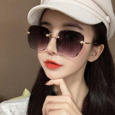 China Luxury Trendy Gradient Balanced Rimless Square Sunglasses 2021 Fashion New Women UV Trendy Sun Glasses for sale