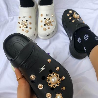 China Around the hole selling platform 2021 best summer women's shoes the shoe with fashion pearl charms slides slippers for sale