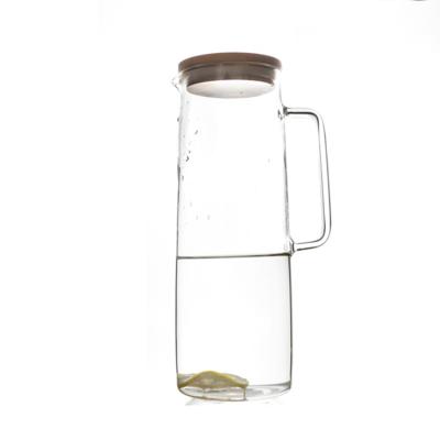 China Thickening Borosilicate Glass Sustainable Heat Resistant Water Jug With Bamboo Lid for sale