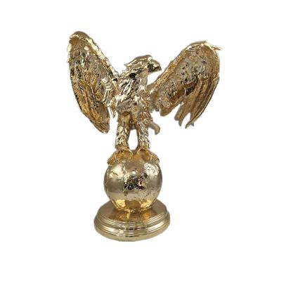 China Large Resin Craft Statues Europe Yiwu Gold Eagle Animal Sculptures Silver Home Office Decoration for sale