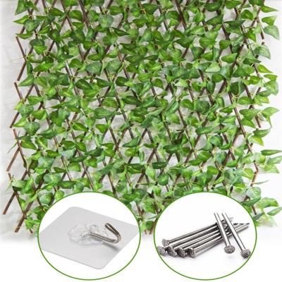 China Eco-Friendly Materials Easy To Install Outdoor Willow Expandable Trellis Fence for sale