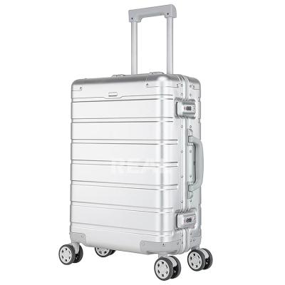 China 2023 Custom Hot Selling Large Capacity Custom Boarding Luggage Set Trolley Travel Bag Aluminum Outdoor Moving Luggage 20/24 Size Luggage for sale