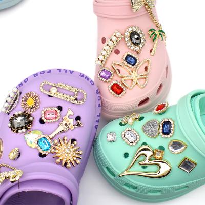 China 2021 Hot Colorful Shoe Buckle Sellings Amazon Silver And Gold Sign Metal Diamond Fang Charms for sale