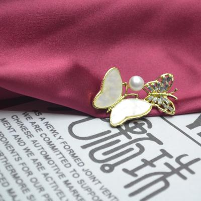 China Expensive Freshwater Brooch Pins Corsage Butterfly Pearl Pearl Jewelry High Quality Curved Brooch for sale