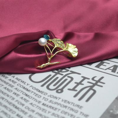 China Pearl fashion for women jewelry brooch freshwater pearls / ladies brooch pearl jewelry anti-glare brooch for sale