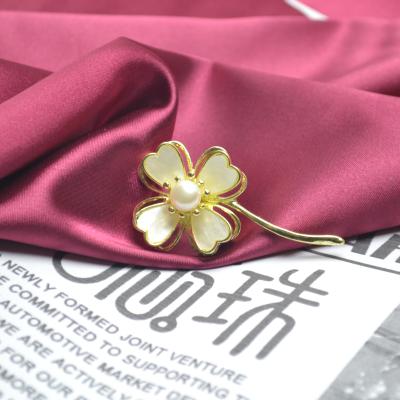 China Best Selling Amazon Pearl Jewelry Craft Pearl Flower Brooch Cheap Bulk Brooch Synthetic Pearl Flower Brooch for sale