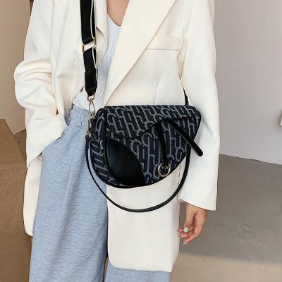 China Fashion Best Selling Fashion Portable Waist Bag Personality Saddle Women Bags Inclined Shoulder Handbag for sale