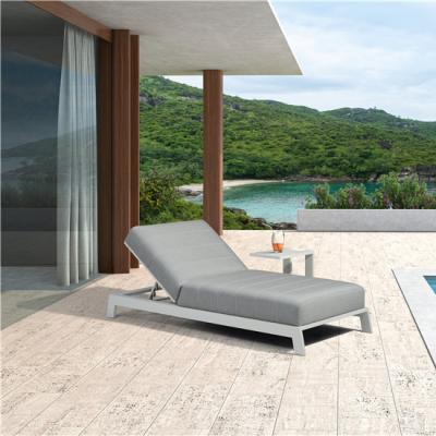 China Modern Style Poolside Sun Lounger Bed With Contemporary Design Style Coffee Table en venta