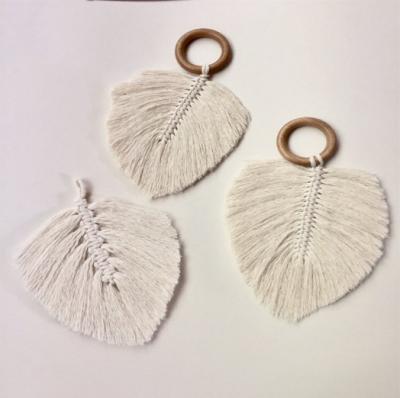 China 2021 Simply Design Simple Design Handwoven Circular Macrame Feather Yarn Cotton Macrame Feather Wall Hanging for sale