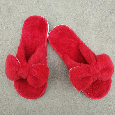 China Slip Resistant in Running Red Yellow Pink Colors Fluffy Shearling Flip Flop Fur Bedroom Slippers Soft Thong Fuzzy Slippers for Women for sale