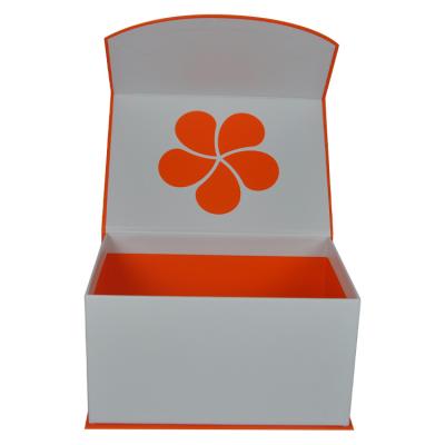 China Recycled Materials Competitive Price Gloss Lamination Customized Orange Gold Foil Gift Boxes Luxury Magnetic Gift Boxes Large Gift Boxes for sale