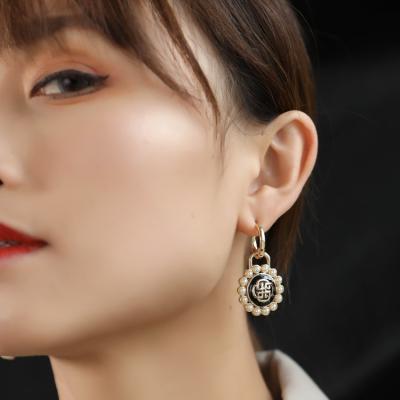 China 2022 New Drip FASHIONABLE Black Pearl Unique Personality Gold Plated Soft Vintage Earrings Stud Earrings for sale