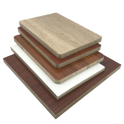 Cina 4x8 18mm melamine paper facing plywood moisture proof laminated board for furniture in vendita