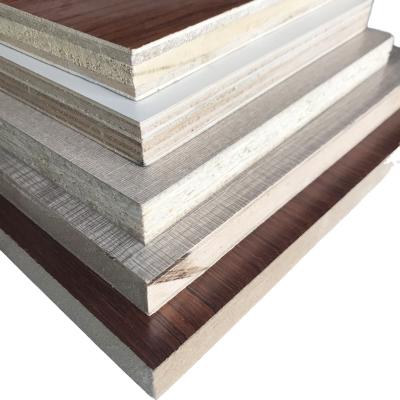 中国 Moisture Proof 4x8 Ply Wood Playwood Commercial Melamine Veneered Board Plywood 18 Mm 販売のため