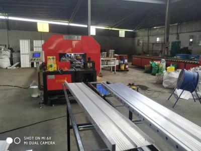 China Elektrische Aluminiumprofiel Punching Zaag Snijmachine Met 6000mm Max Verwerking Lengte Te koop