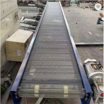 China Heat Resistant Flat Mesh Belt Conveyor For Food Industry Material Transportation for sale