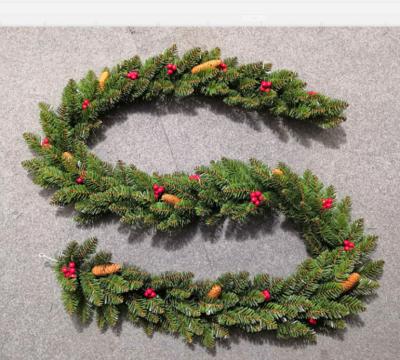 China Lovely Design PVC/PE/PET Christmas Wreath Berries and Pine Cone Decoration Christmas Wreath for sale