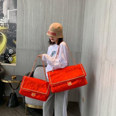 China Waterproof 2021 New design huge lady handbag girls gift velvet chain bag red color soft chain large shoulder bag for sale