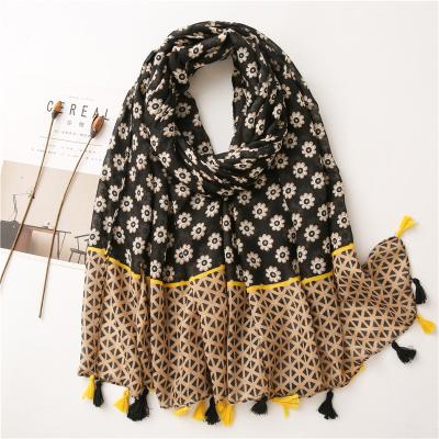 China Simple Soft Shawl Daisy Floral Printed Cotton Viscose Women Tassel Instant Hijabs Scarf Thin Soft Soft Feeling Small for sale