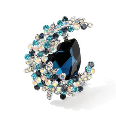 China The Classy Elegance of QIANZUYIN Alloy Accessorized with Exquisite Crystal Moon Corsage Lady Dress Embellished Brooch for sale