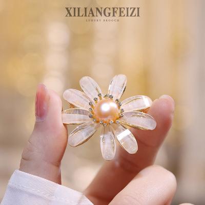 China XILIANGFEIZI New Fashion Luxury Luxury Zircon Natural Freshwater Pearl Daisy Flower Brooch Pin for sale