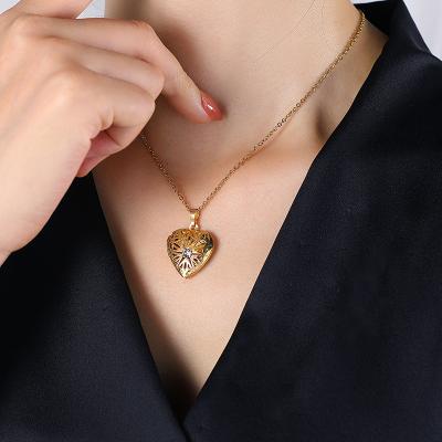 China Hot Sale 18K Gold Fashion Pendant Necklace Stainless Steel Heart Sublimation Photo Memory Frame Pendant Necklace For Women for sale