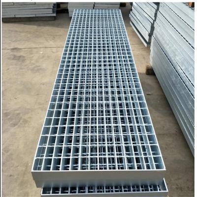 China 30x5mm Industrial Parking Welded Galvanized Serrated Steel Cross Bar Grating for sale