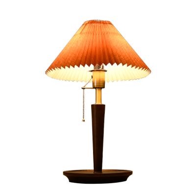 China Lovely Fashion Cafe Dining Room Bedroom LED Decorative Classic Wooden Desk Lamp for sale