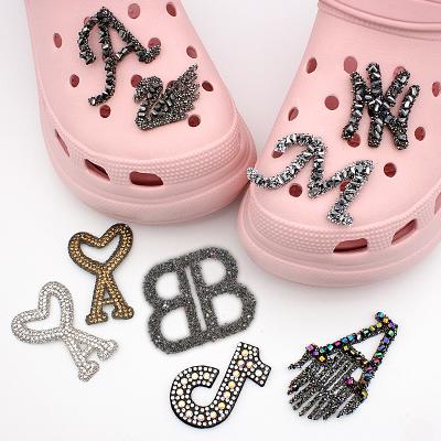 China 2021 style pearl brand shoe buckle 2021 youth famous brands charms stylish wholesale famous designer patches for sale