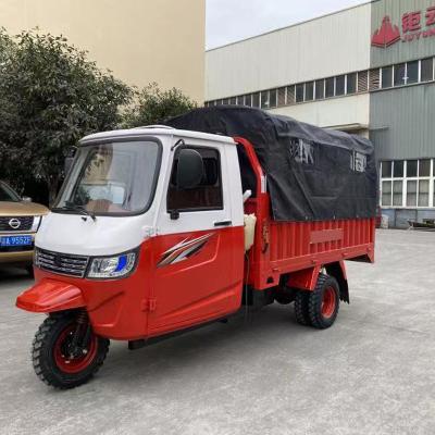 China Cargo three wheel closed cabin cargo tricycle motocarro motorcycle cargo tricycle truck with closed cabin for sale