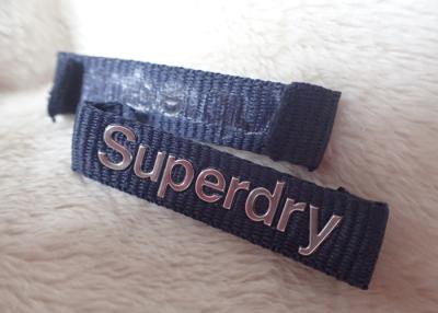 中国 Superdry 3Dのジャケットのための高周波銀製のロゴの衣類の首のラベル 販売のため