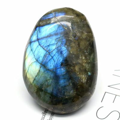 China Wholesale Natural Quartz Crystal Golden Purple Blue Labradorite Palm Instant Stone From China for sale