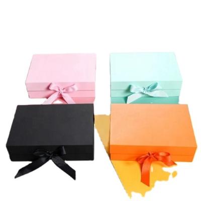 China Recycled Packaging Paper Materials Custom Gift Foldable Magnetic Gift Box With Ribbon Closure for sale