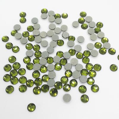 China Korean quality flat back hotfix rhinestones lead free ss4 ss6 ss10 ss16 ss20 ss30 Olive Green color en venta