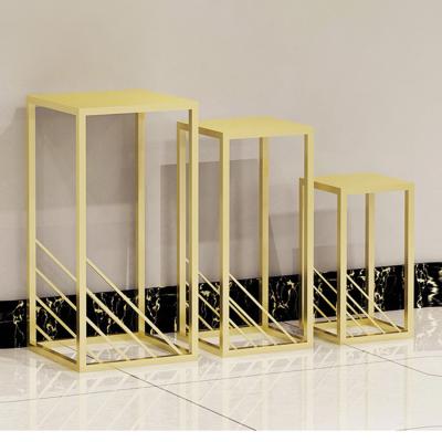 China Fashion Display Customized Luxury Gold Metal Apparel Mall Tables Rack Display Stand For Lady for sale